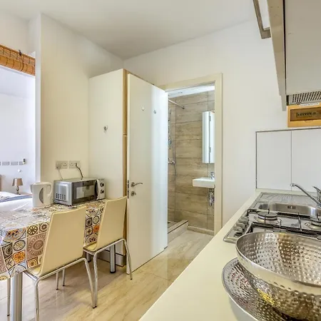 Penthouse Studio, With With Private Balcony & Wifi By 360 Estates شقة