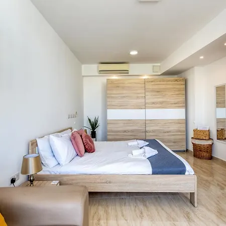 Penthouse Studio, With With Private Balcony & Wifi By 360 Estates Apartment